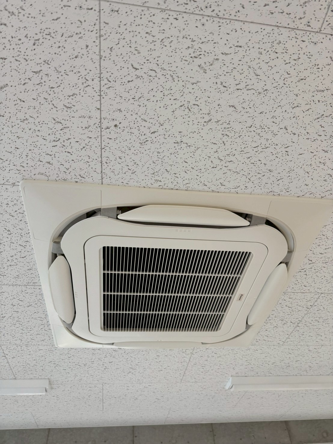 東京都目黒区にて業務用マルチエアコン新規取付工事