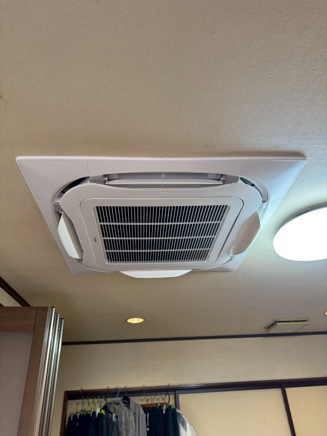 東京都世田谷区にて業務用エアコンの入れ替え工事