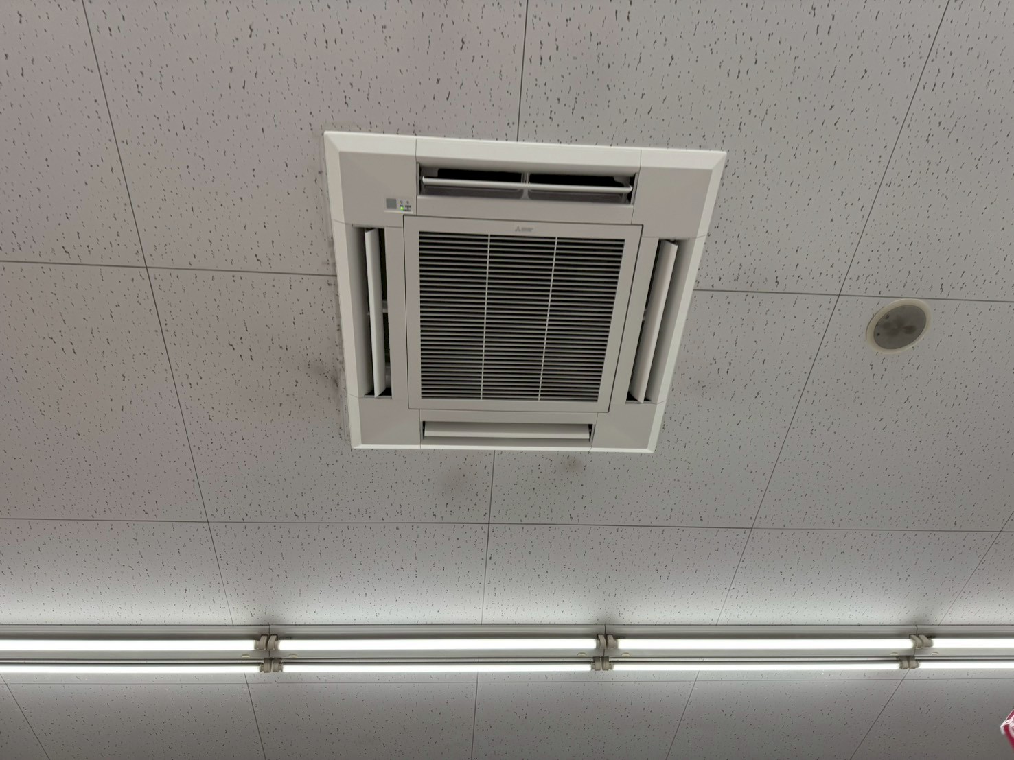 東京都渋谷区にてエアコン修理〈店舗内のエアコン交換工事〉