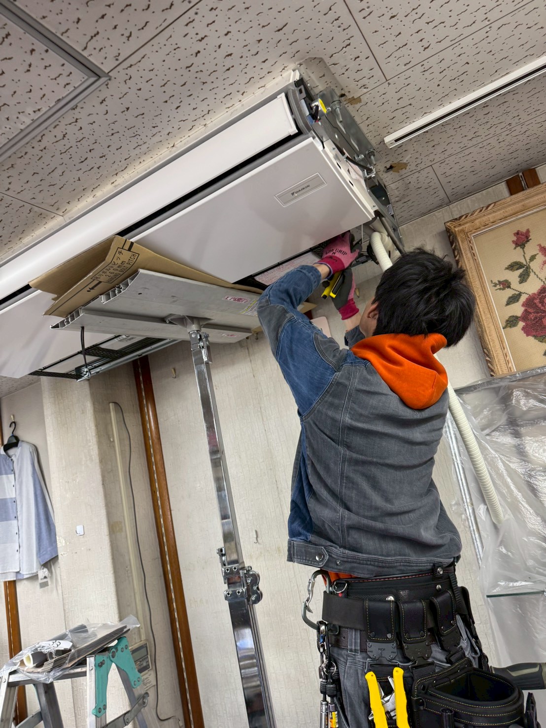 東京都渋谷区にて事務所の業務用エアコン更新工事〈6馬力・天吊タイプ〉